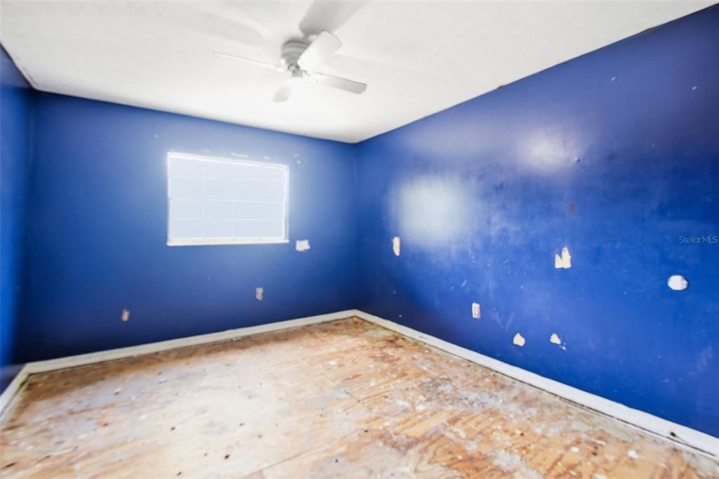For Sale: $299,900 (5 beds, 2 baths, 2305 Square Feet)