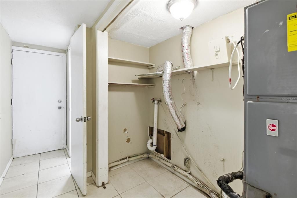 For Sale: $299,900 (5 beds, 2 baths, 2305 Square Feet)