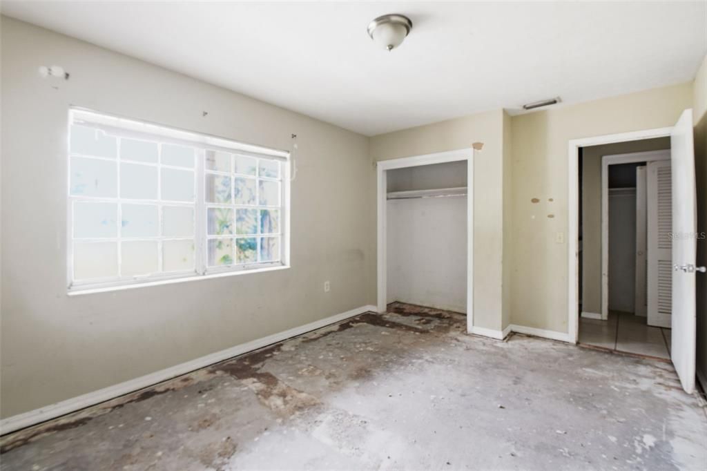 For Sale: $299,900 (5 beds, 2 baths, 2305 Square Feet)