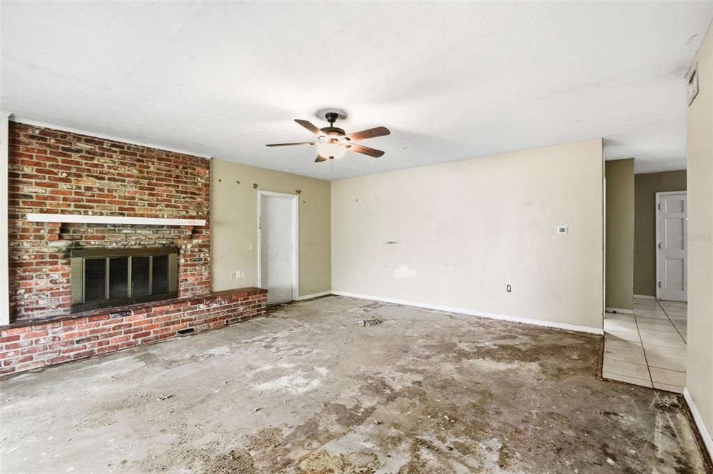 For Sale: $299,900 (5 beds, 2 baths, 2305 Square Feet)