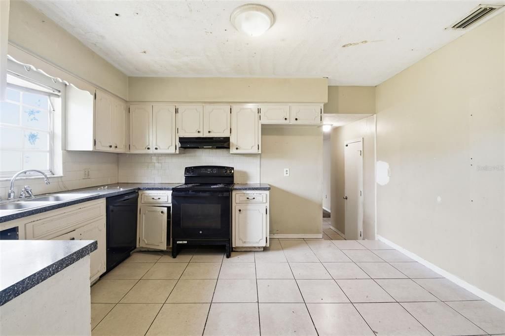 For Sale: $299,900 (5 beds, 2 baths, 2305 Square Feet)