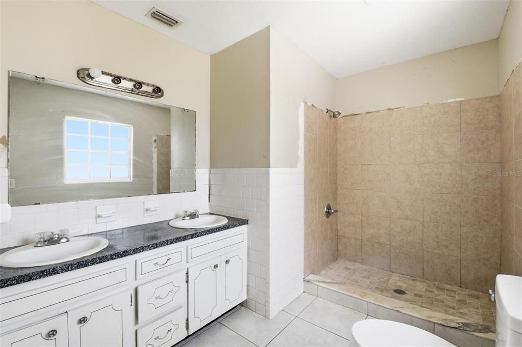 For Sale: $299,900 (5 beds, 2 baths, 2305 Square Feet)