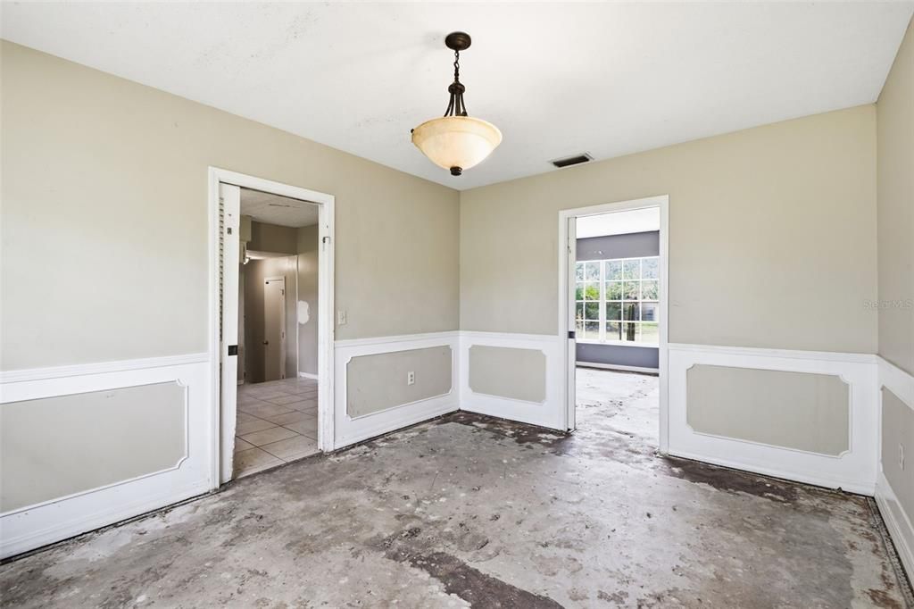 For Sale: $299,900 (5 beds, 2 baths, 2305 Square Feet)