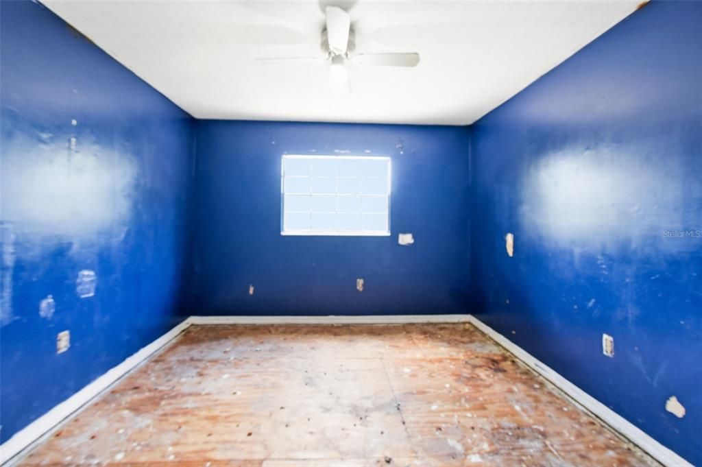 For Sale: $299,900 (5 beds, 2 baths, 2305 Square Feet)