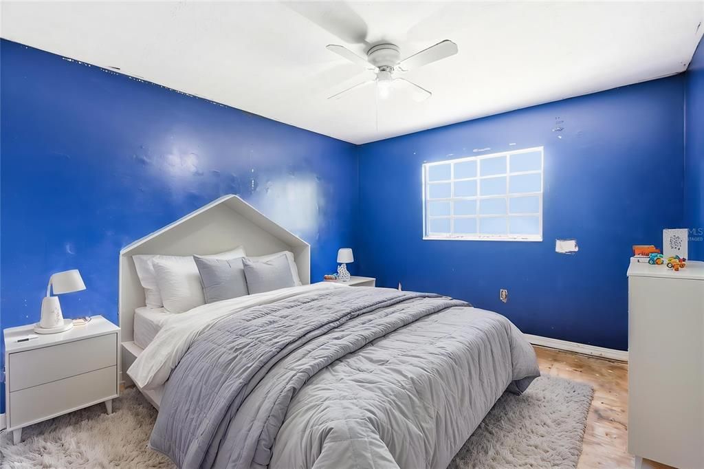 For Sale: $299,900 (5 beds, 2 baths, 2305 Square Feet)