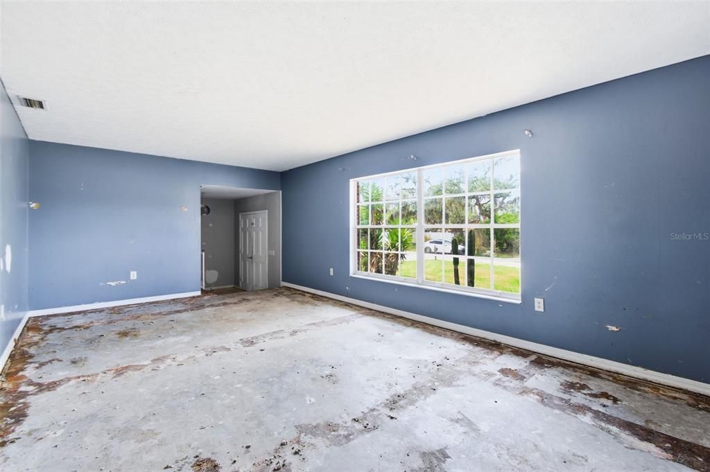 For Sale: $299,900 (5 beds, 2 baths, 2305 Square Feet)