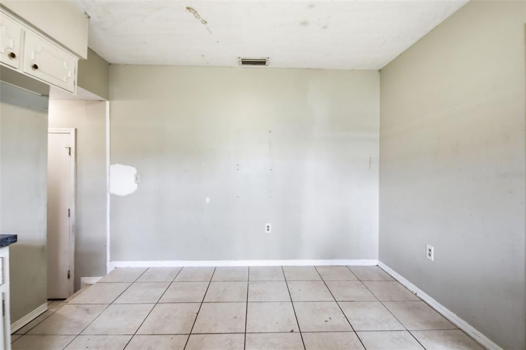 For Sale: $299,900 (5 beds, 2 baths, 2305 Square Feet)