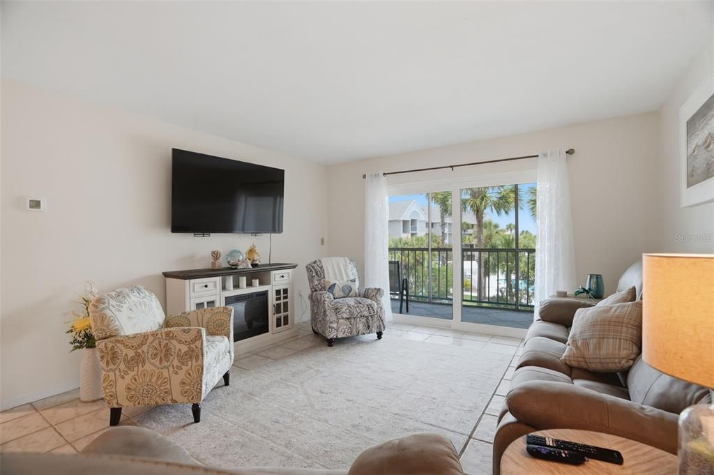 For Sale: $177,500 (2 beds, 2 baths, 1146 Square Feet)