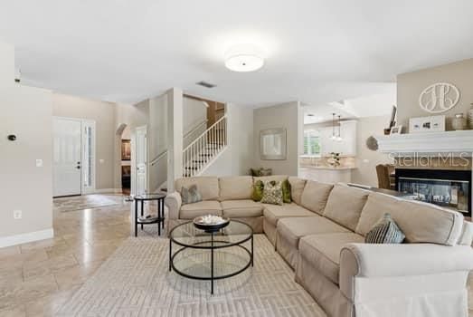 Под контрактом: $1,117,000 (5 спален, 3 ванн, 3382 Квадратных фут)