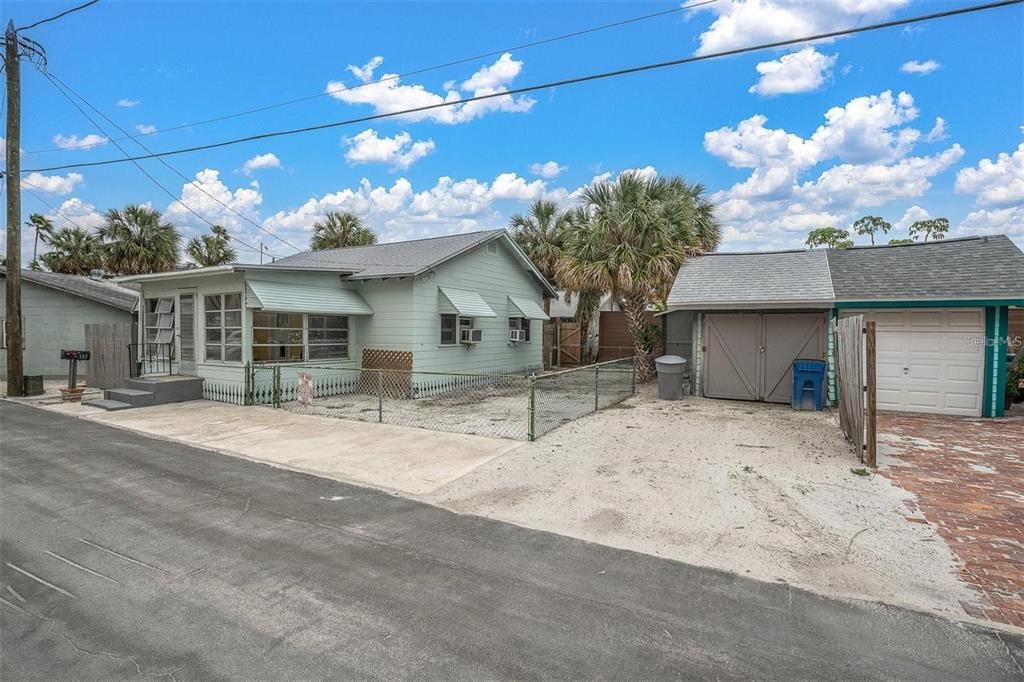 For Sale: $575,000 (2 beds, 1 baths, 672 Square Feet)