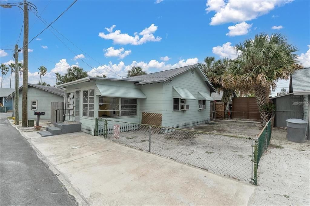 For Sale: $575,000 (2 beds, 1 baths, 672 Square Feet)