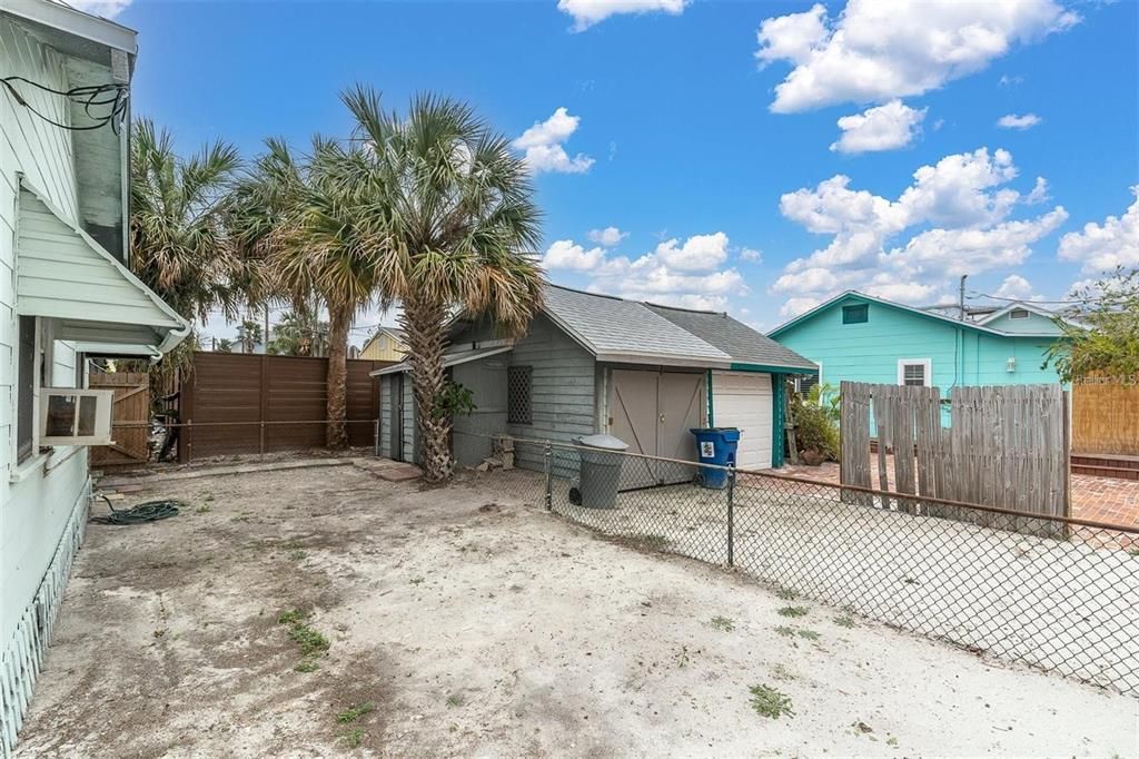 For Sale: $575,000 (2 beds, 1 baths, 672 Square Feet)