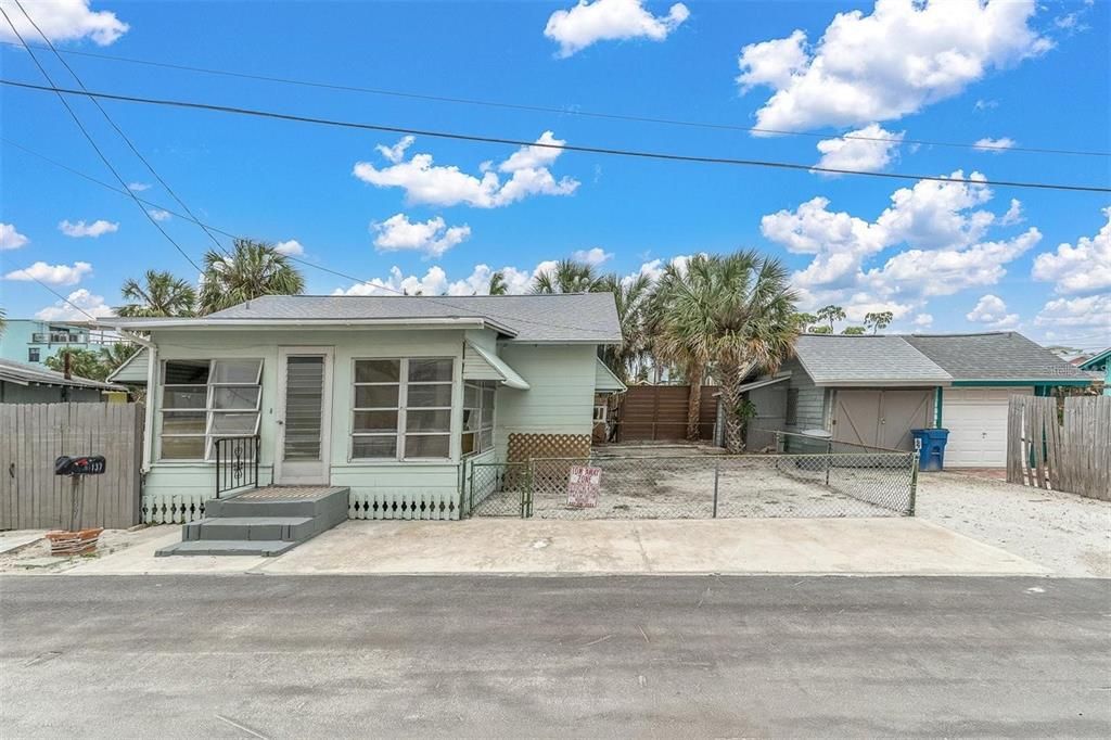 For Sale: $575,000 (2 beds, 1 baths, 672 Square Feet)
