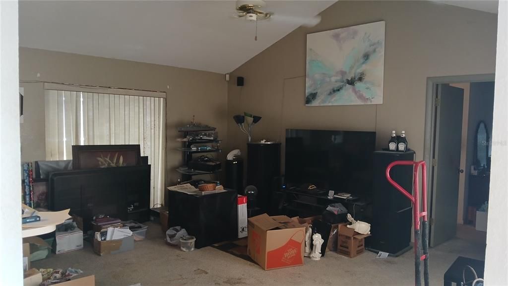 Activo con contrato: $235,000 (3 camas, 2 baños, 1401 Pies cuadrados)