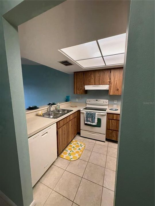 Active With Contract: $154,000 (2 beds, 2 baths, 930 Square Feet)