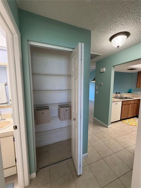 Active With Contract: $154,000 (2 beds, 2 baths, 930 Square Feet)