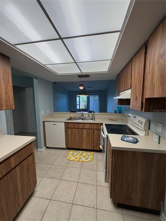 Active With Contract: $154,000 (2 beds, 2 baths, 930 Square Feet)