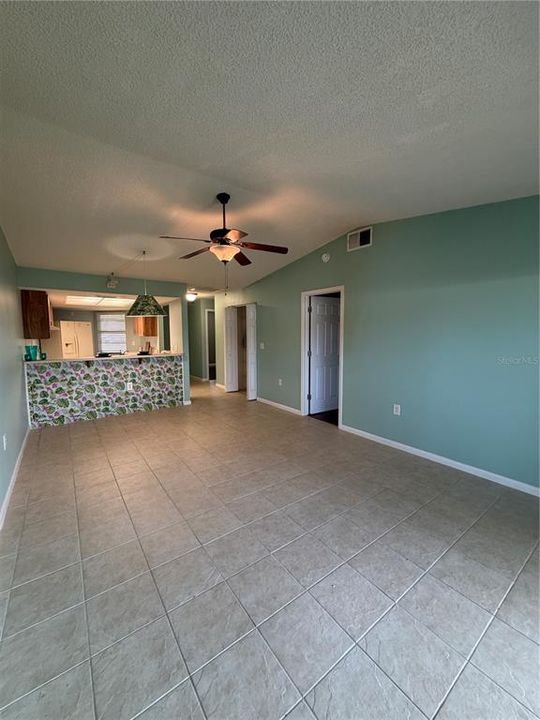 Active With Contract: $154,000 (2 beds, 2 baths, 930 Square Feet)