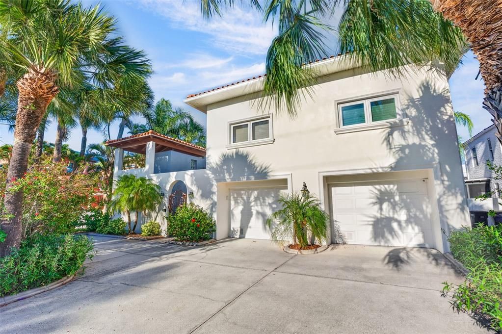 For Sale: $2,045,000 (6 beds, 7 baths, 3971 Square Feet)