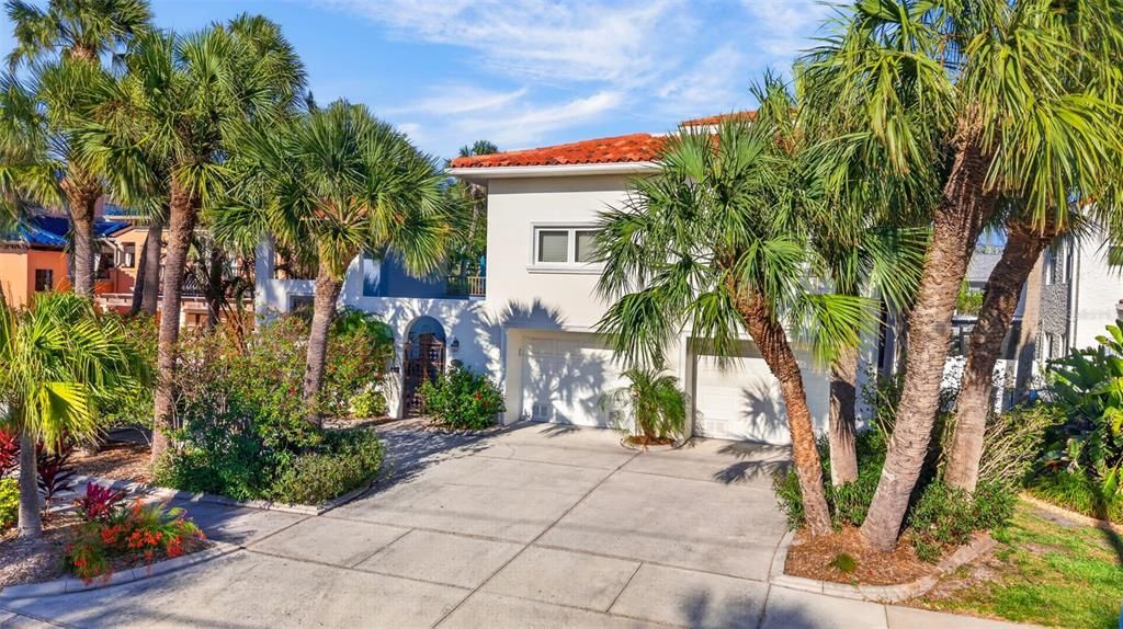 For Sale: $2,045,000 (6 beds, 7 baths, 3971 Square Feet)