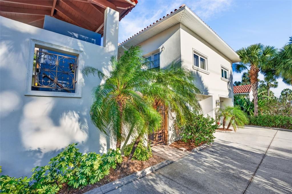 For Sale: $2,045,000 (6 beds, 7 baths, 3971 Square Feet)