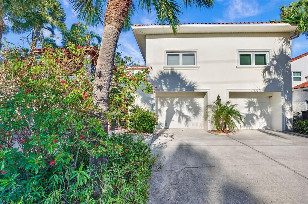 For Sale: $2,045,000 (6 beds, 7 baths, 3971 Square Feet)