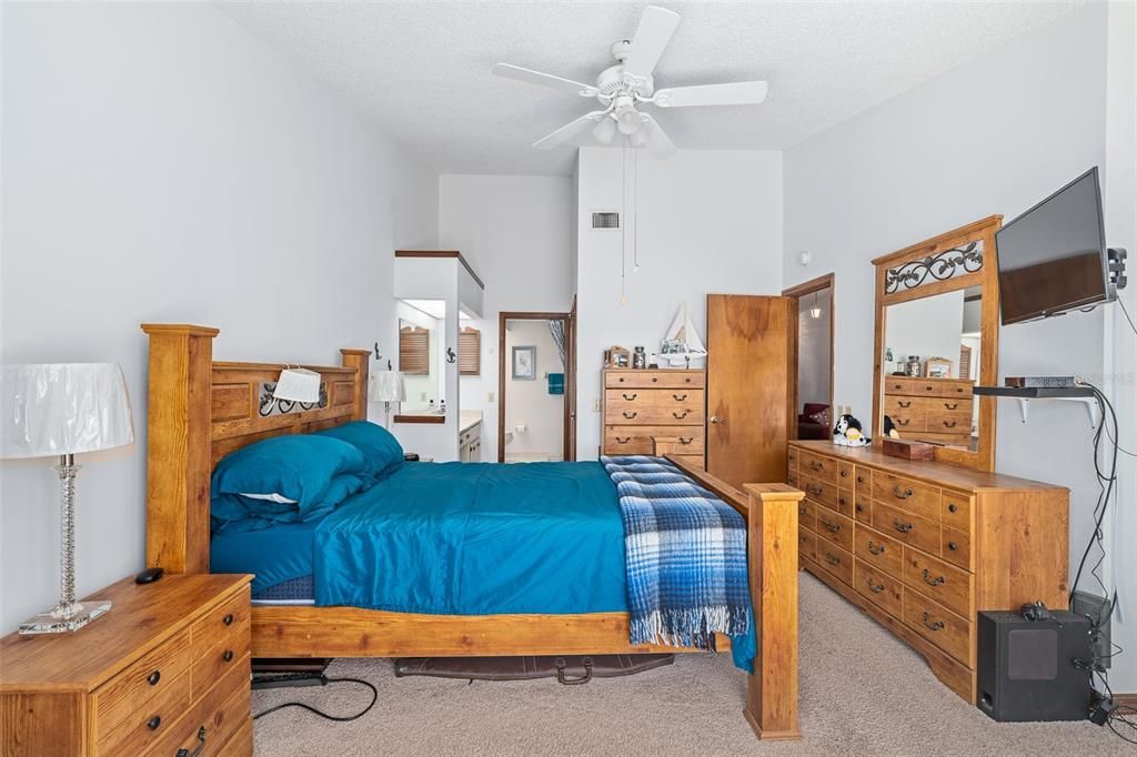 For Sale: $240,000 (2 beds, 2 baths, 1294 Square Feet)