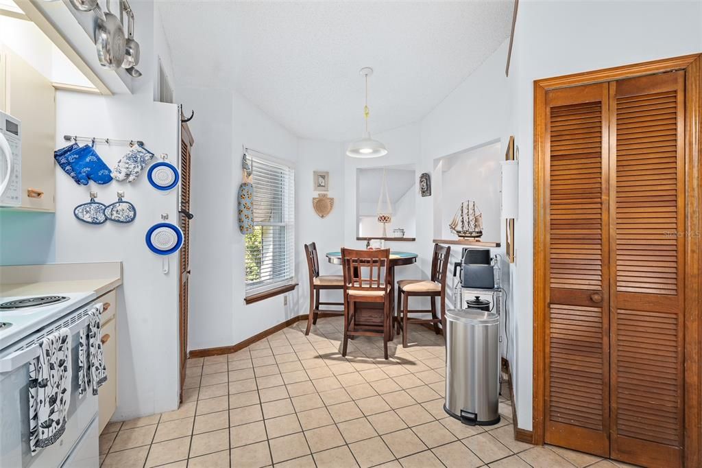 For Sale: $240,000 (2 beds, 2 baths, 1294 Square Feet)
