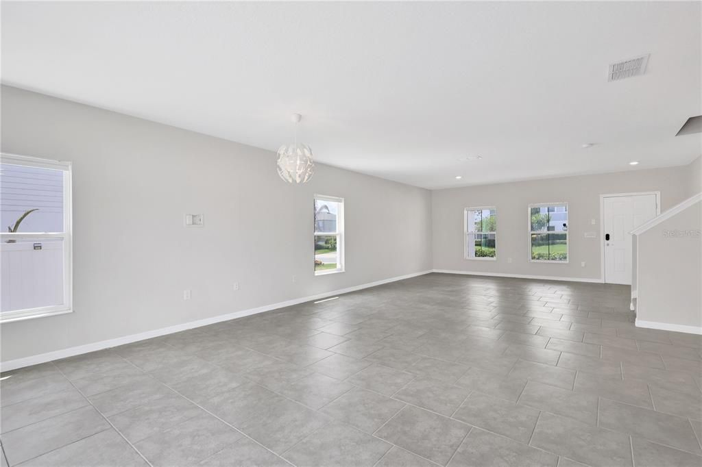 Activo con contrato: $440,000 (4 camas, 2 baños, 2643 Pies cuadrados)