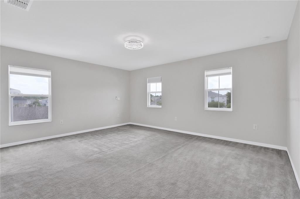 Activo con contrato: $440,000 (4 camas, 2 baños, 2643 Pies cuadrados)