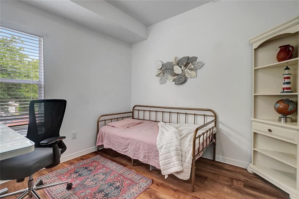 Под контрактом: $439,000 (4 спален, 2 ванн, 1960 Квадратных фут)