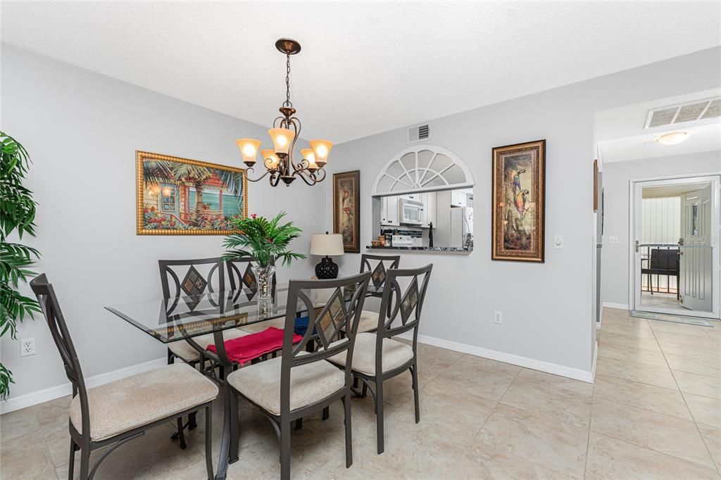 For Sale: $214,900 (2 beds, 2 baths, 1112 Square Feet)
