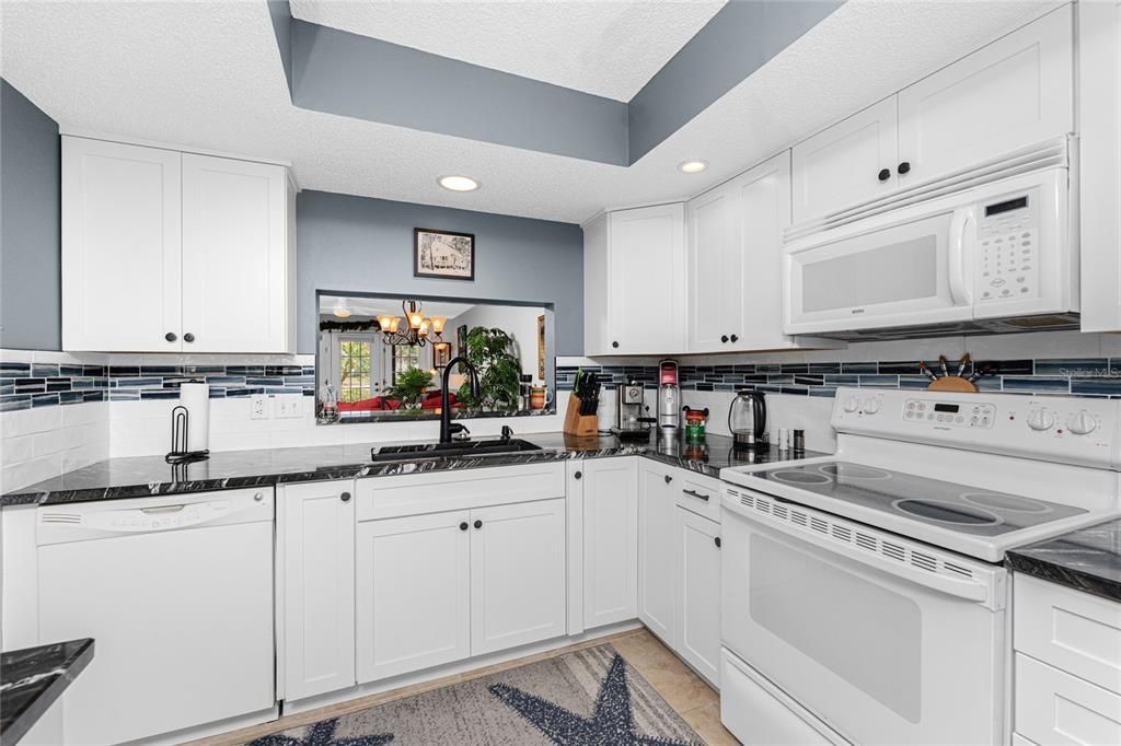 For Sale: $214,900 (2 beds, 2 baths, 1112 Square Feet)