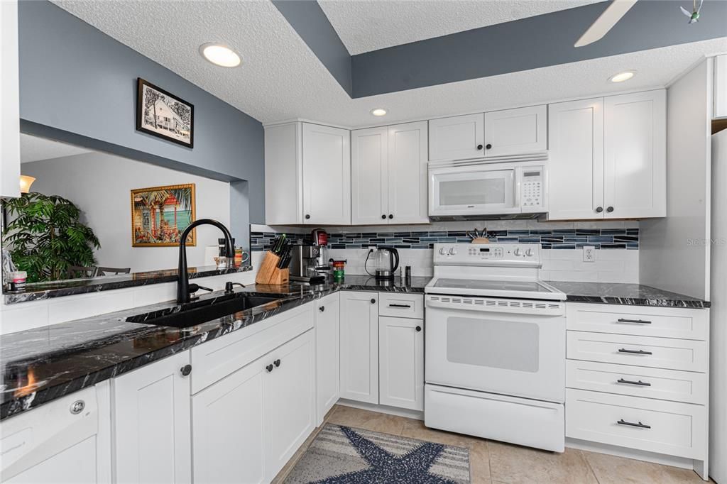 For Sale: $214,900 (2 beds, 2 baths, 1112 Square Feet)