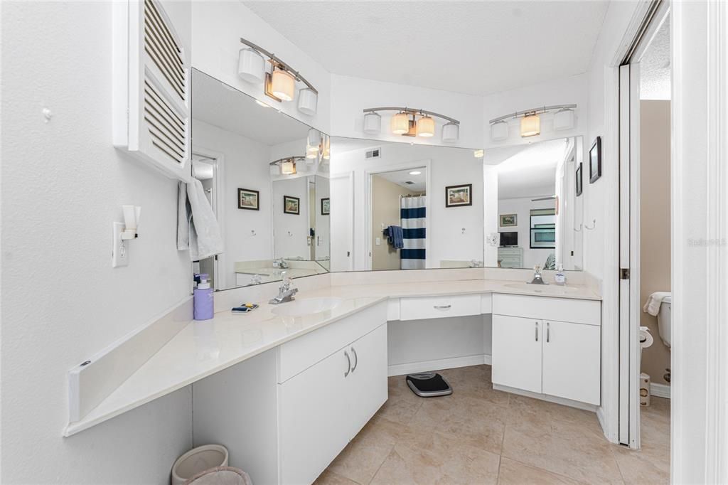 For Sale: $214,900 (2 beds, 2 baths, 1112 Square Feet)