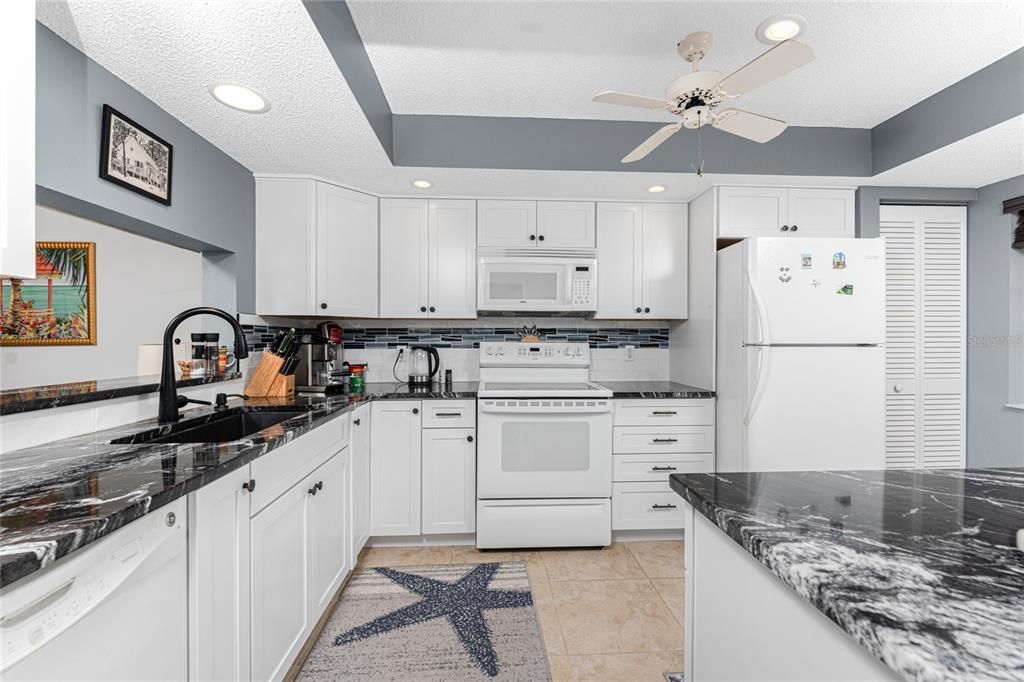 For Sale: $214,900 (2 beds, 2 baths, 1112 Square Feet)