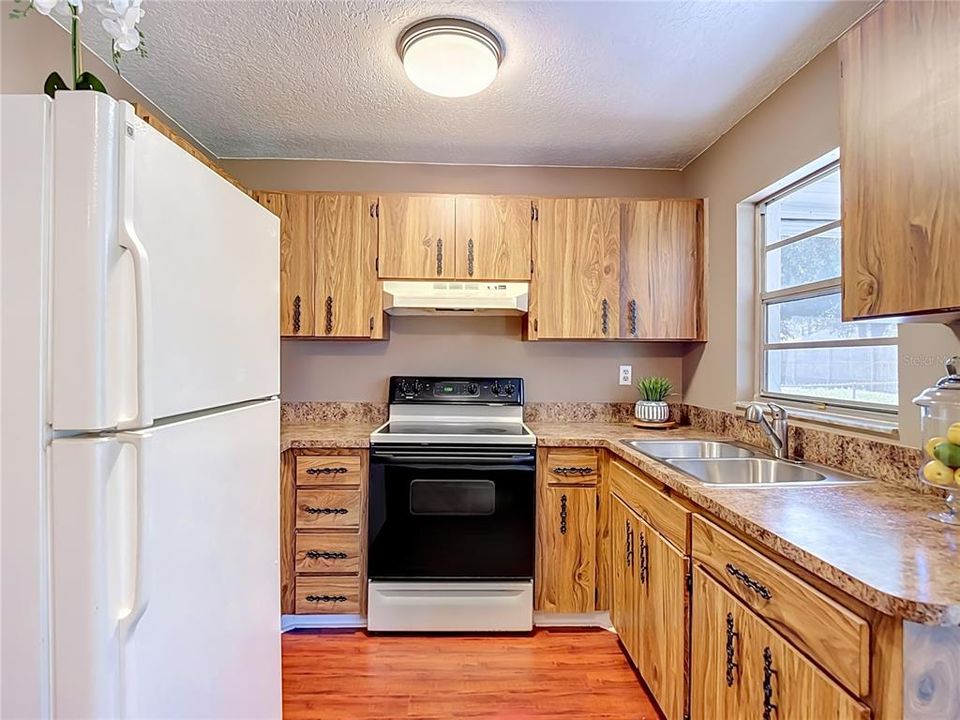 На продажу: $198,000 (2 спален, 1 ванн, 806 Квадратных фут)