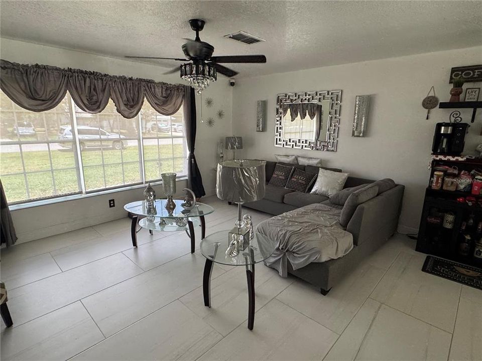 На продажу: $349,990 (3 спален, 2 ванн, 1981 Квадратных фут)