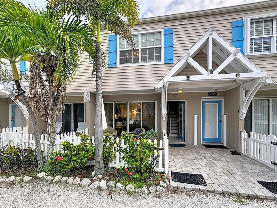 For Sale: $760,000 (2 beds, 1 baths, 1050 Square Feet)