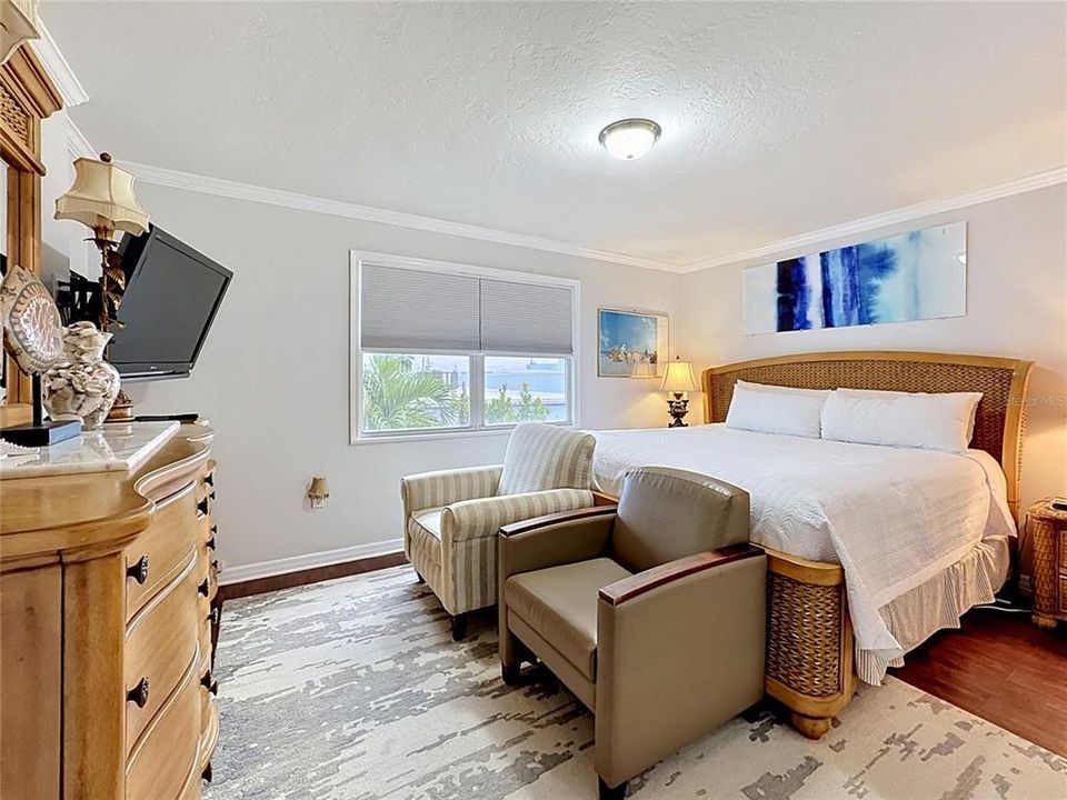 For Sale: $760,000 (2 beds, 1 baths, 1050 Square Feet)