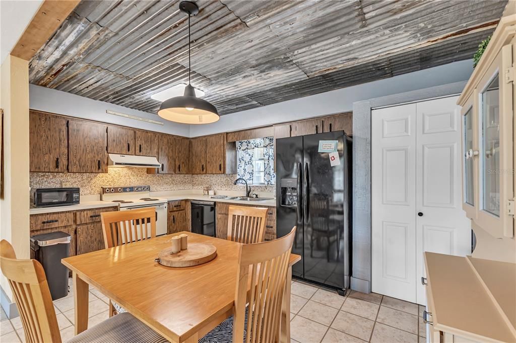 For Sale: $195,500 (2 beds, 1 baths, 832 Square Feet)