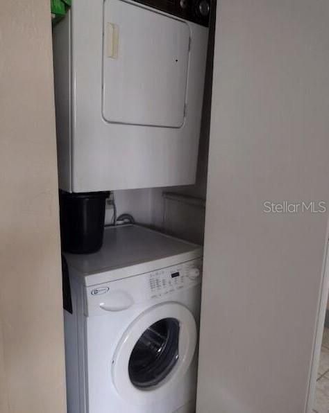 For Sale: $195,500 (2 beds, 1 baths, 832 Square Feet)