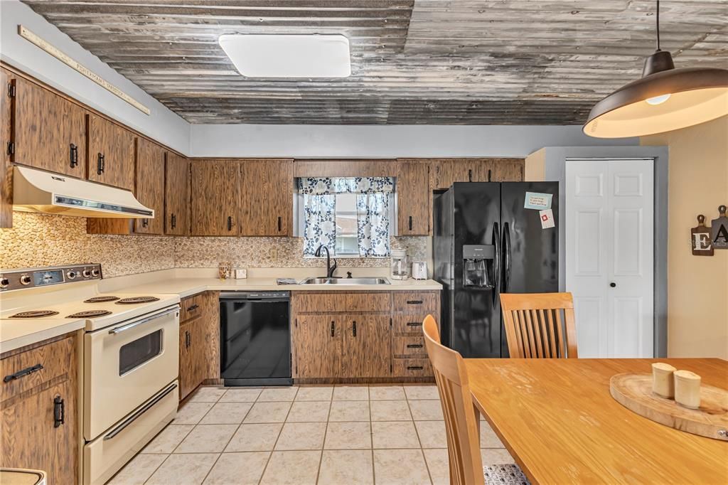 For Sale: $195,500 (2 beds, 1 baths, 832 Square Feet)