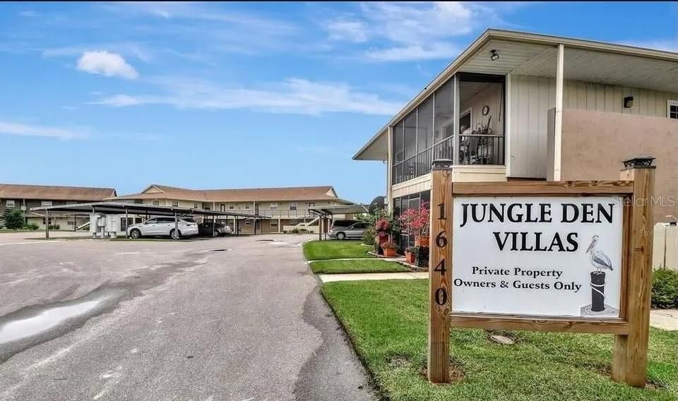 For Sale: $195,500 (2 beds, 1 baths, 832 Square Feet)
