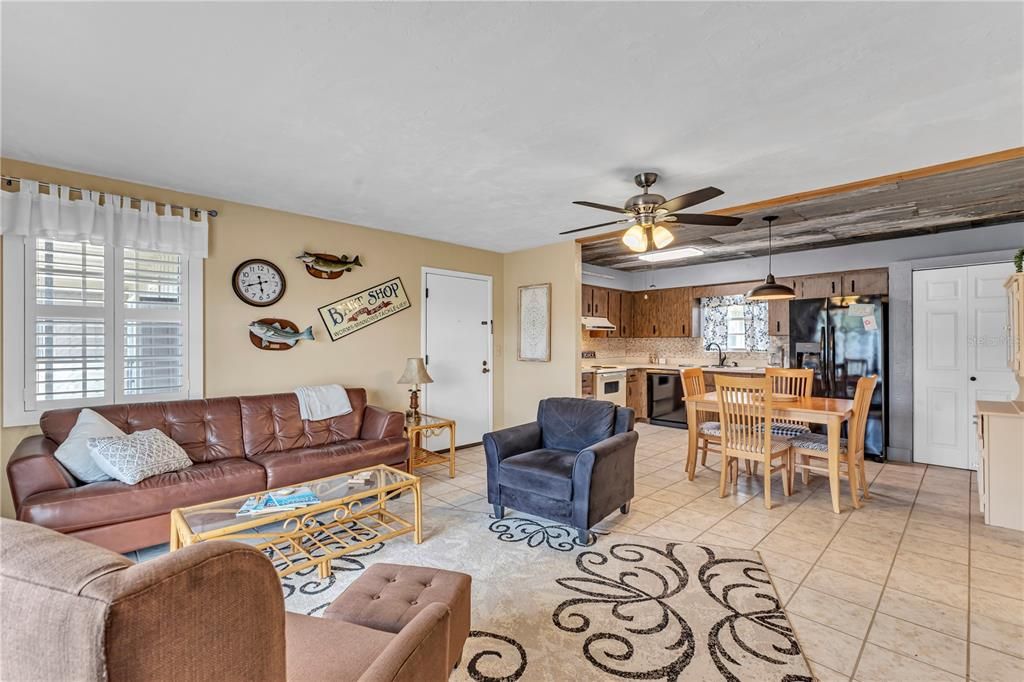 For Sale: $195,500 (2 beds, 1 baths, 832 Square Feet)