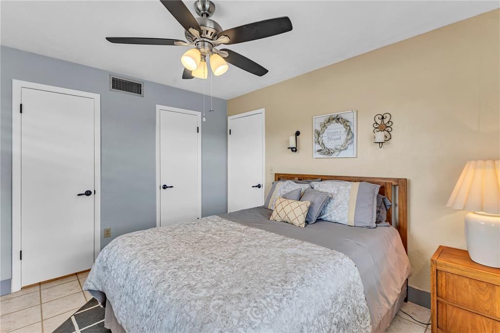 For Sale: $195,500 (2 beds, 1 baths, 832 Square Feet)