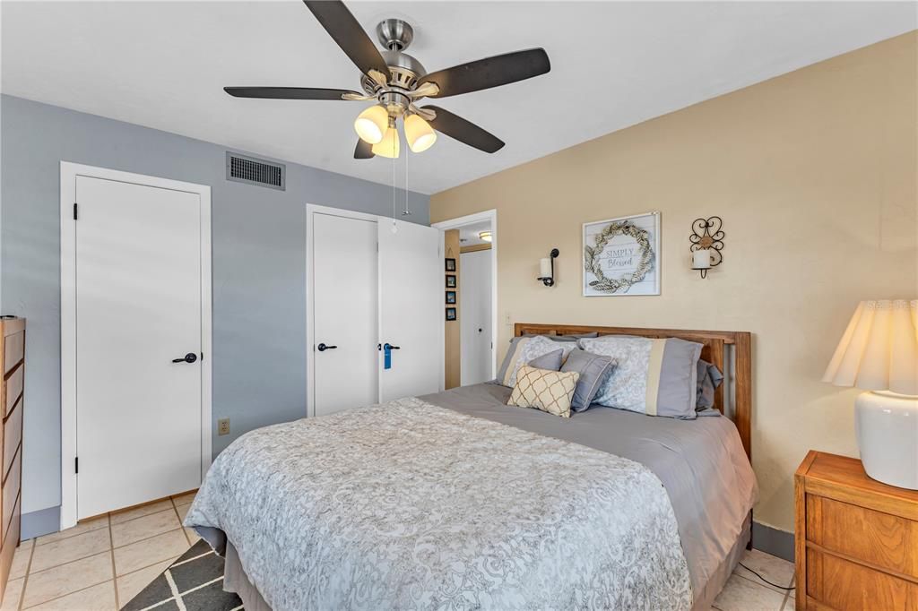 For Sale: $195,500 (2 beds, 1 baths, 832 Square Feet)
