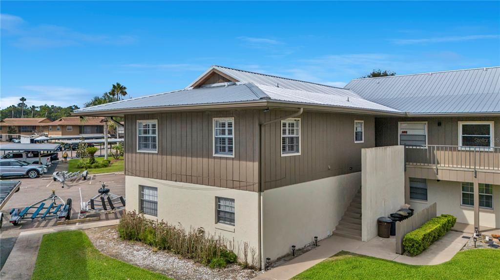 For Sale: $195,500 (2 beds, 1 baths, 832 Square Feet)
