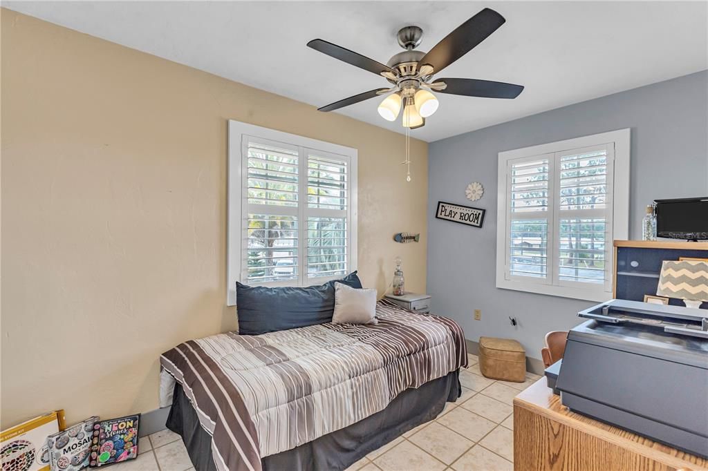 For Sale: $195,500 (2 beds, 1 baths, 832 Square Feet)