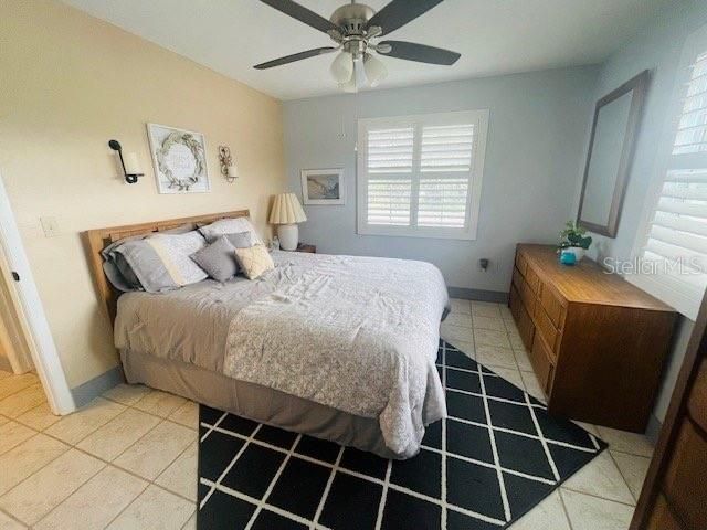 For Sale: $195,500 (2 beds, 1 baths, 832 Square Feet)